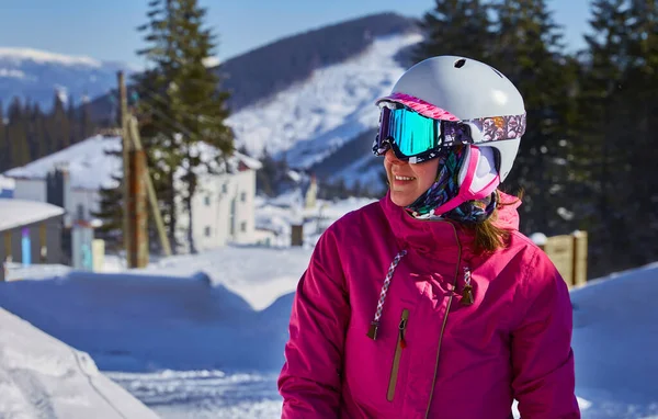 Mulher Snowboarder Com Capacete Equipamento Óculos Outwear Segurando Snowboard Descansando — Fotografia de Stock