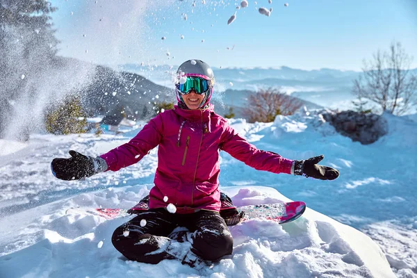 Snowboarder Feminino Usando Capacete Equipamento Óculos Outwear Sentado Encosta Nevada — Fotografia de Stock