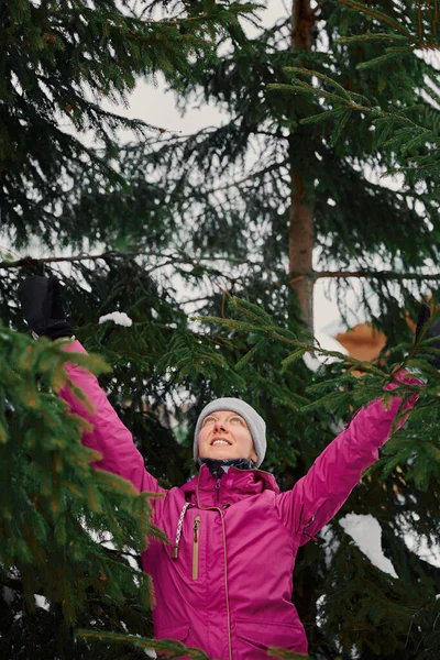 Kış Tatilinde Gülümseyen Bir Kadının Portresi Çam Ağacı Dallarıyla Çevrili — Stok fotoğraf