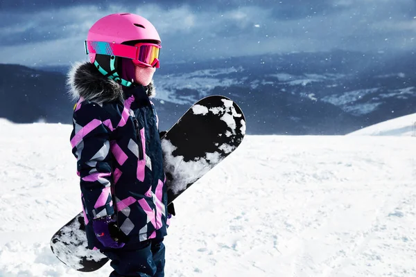 Kislány Snowboardos Felszereléssel Sisak Szemüveg Fehérnemű Gazdaság Snowboard Pihenő Tetején — Stock Fotó