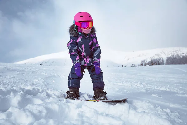 Niña Snowboarder Pista Vacía Estación Esquí Soleado Día Invierno Retrato — Foto de Stock