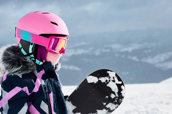 Menina Snowboarder Com Capacete Equipamento Óculos Outwear Segurando Snowboard Descansando — Fotografia de Stock