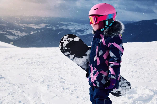 Bambina Snowboarder Con Casco Attrezzatura Occhiali Outwear Tenendo Snowboard Appoggiato — Foto Stock