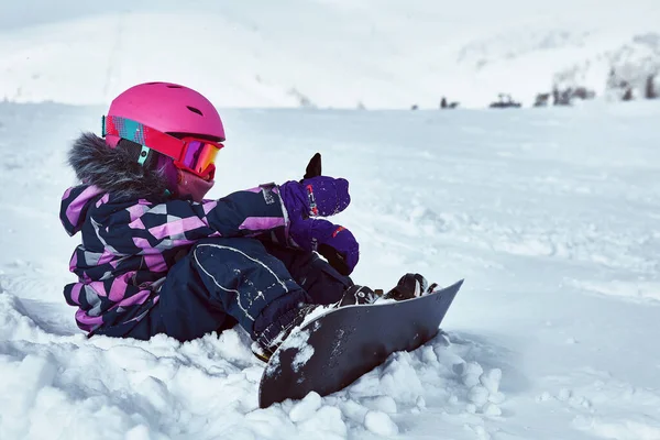 Menina Snowboarder Sentado Pista Estância Esqui Dia Ensolarado Inverno Retrato — Fotografia de Stock