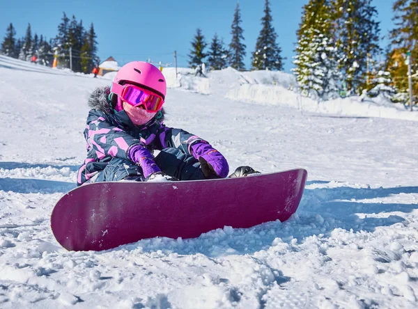 Menina Snowboarder Sentado Pista Estância Esqui Dia Ensolarado Inverno Retrato — Fotografia de Stock