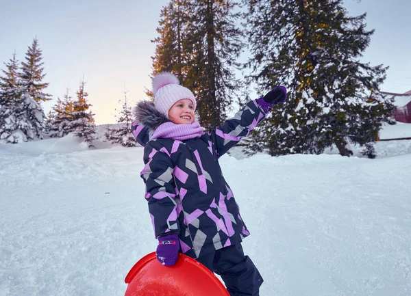 Menina Desfrutando Inverno Trenó Tempo Criança Brincando Divertindo Andando Uma — Fotografia de Stock