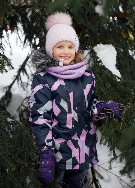 Kış Tatilinin Tadını Çıkaran Küçük Gülümseyen Kızın Portresi Çam Ağacı — Stok fotoğraf