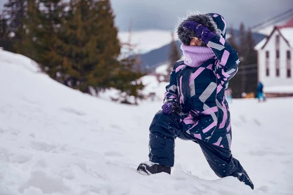 Kış Tatilinin Tadını Çıkaran Küçük Gülümseyen Kızın Portresi Kayak Merkezinde — Stok fotoğraf
