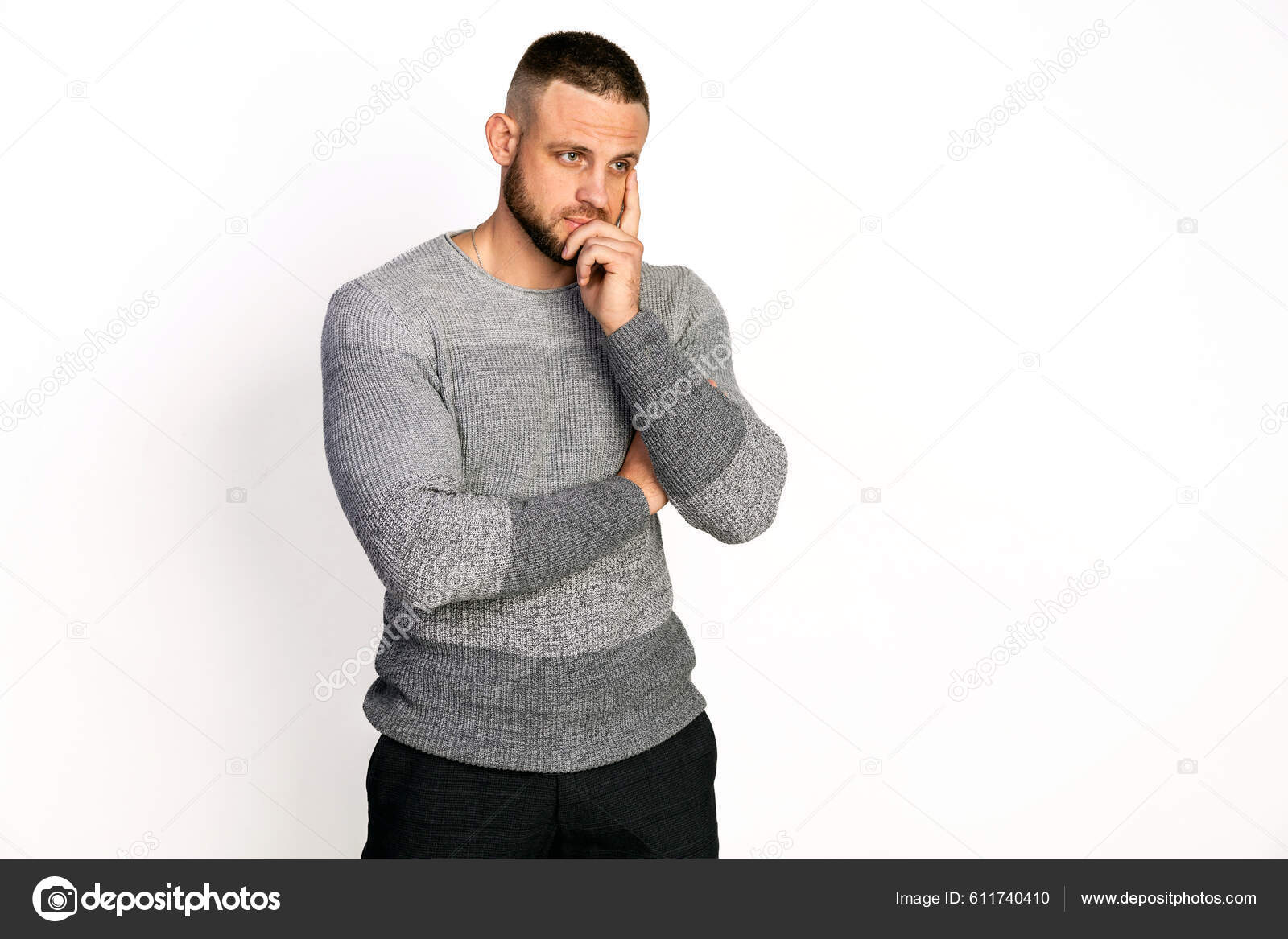 Задумчивый Человек Задумчивый Любопытно Глядя Сторону Мыслительной.