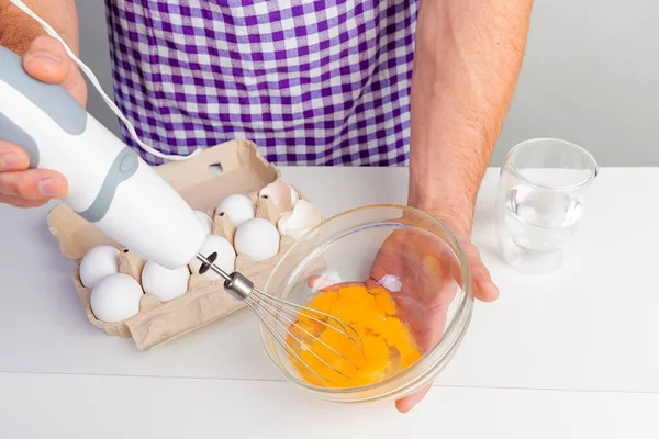 Chef Fisiculturista Avental Proteção Usa Liquidificador Para Bater Ovos Mexidos — Fotografia de Stock