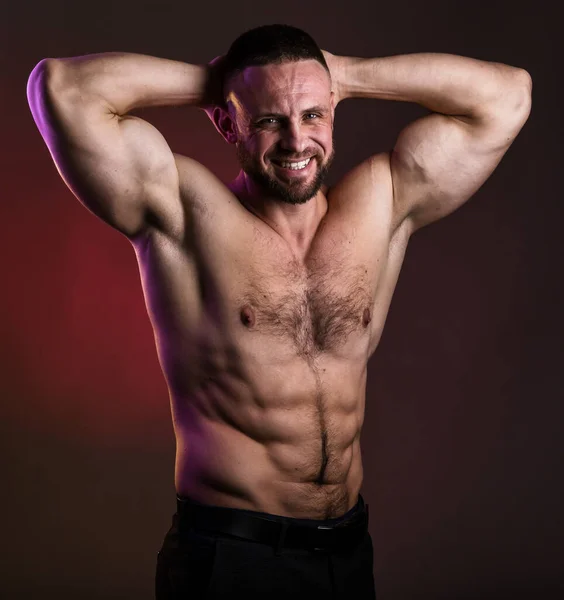 Portrait Beau Bodybuilder Musclé Posant Sur Fond Sombre Chaud Torse — Photo