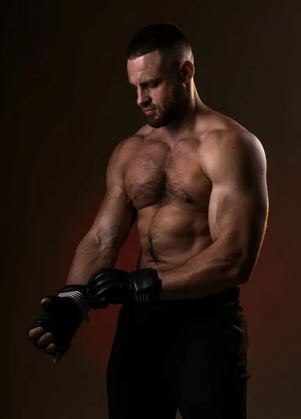 Estúdio Retrato Lutando Homem Muscular Coloca Luvas Luta Posando Fundo — Fotografia de Stock