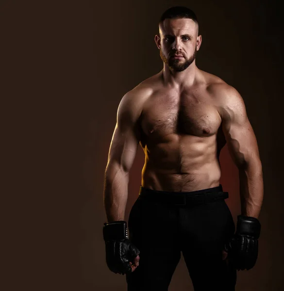 Estúdio Retrato Lutando Contra Homem Musculoso Luvas Luta Pretas Posando — Fotografia de Stock
