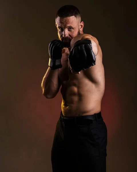 Retrato Estudio Del Hombre Musculoso Luchador Con Guantes Negros Posando — Foto de Stock