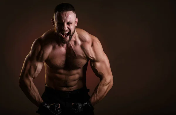 장갑을 어두운 배경에 포즈를 취하는 근육질의 남자와 싸우는 모습을 스튜디오 — 스톡 사진