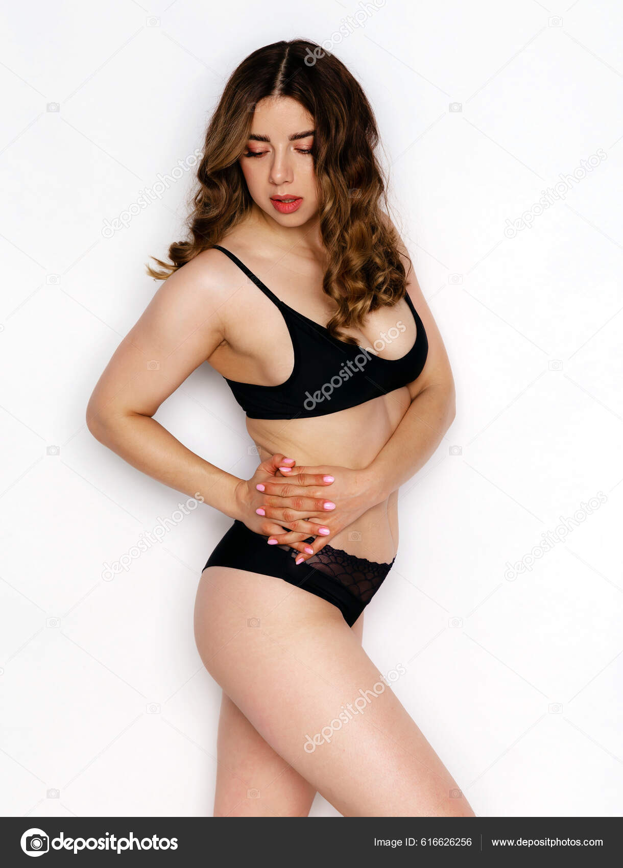 Mujer Anos Ropa Interior Casual Negra Posando Sobre Fondo Blanco Foto de stock 616626256 Oleg.Ermak88