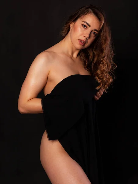 Atractiva Mujer Desnuda Cubre Cuerpo Desnudo Con Toalla Negra Mujer — Foto de Stock