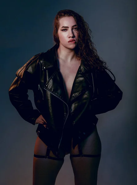Artı Siyah Deri Ceketli Cüsseli Kadın Güzel Kıvrımlı Vücut Çamaşırlarıyla — Stok fotoğraf