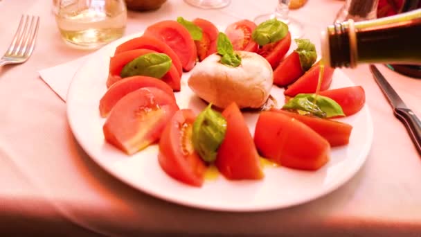 Déjeuner Restaurant Italien Mozzarella Avec Tomates Basilic Arrosage Vinaigre Vin — Video