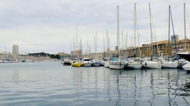 Marsilya 'daki eski limana bak, Akdeniz kıyısı, Fransa' nın güneyi, insanlar kano yapıyor, kayak yapıyor, Marsilya 'daki eski limana bakıyor, Akdeniz kıyısına, Fransa' nın güneyine, sudaki teknelerin yansımasına.