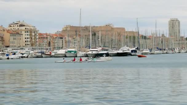 Νέοι Άνθρωποι Κάνουν Αθλητισμό Στη Μασσαλία Παλιό Λιμάνι Στη Μασσαλία — Αρχείο Βίντεο
