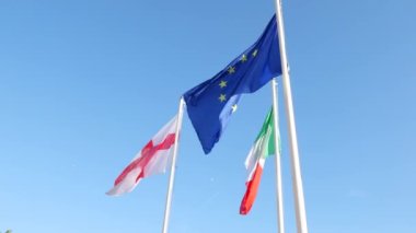 Avrupa Birliği 'nin bayrağını sallayan İtalya ve İngiltere Brexit, mavi gökyüzüne üç bayrak sallıyor: Avrupa Birliği, İtalya ve İngiltere, Brexit