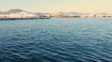 Mavi Akdeniz 'de yatlar, hareketler ve dalgaların oynadığı dalgalar limandaki mavi Akdeniz' de Saint-Tropez limanında yatlar ve teknelerle oynanıyor.