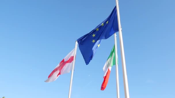 Powiewająca Flaga Unii Europejskiej Włochy Anglia Brexit Trzy Machające Flagi — Wideo stockowe