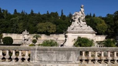 Jardins de la Fontaine, La Fontaine Bahçeleri 1745 'te inşa edilen Roma binaları ve heykellerinin kalıntıları, klasik stil, Nimes, Güney Fransa