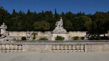 Jardins de la Fontaine antik heykeli, sürahi (1746) Dominique Rach, Roma İmparatorluğu, La Fontaine Bahçeleri, Nimes, Nemausus, Fransa 'nın güneyinde sonbahar