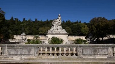 Jardins de la Fontaine antik heykeli, sürahi (1746) Dominique Rach, Roma İmparatorluğu, La Fontaine Bahçeleri, Nimes, Nemausus, Fransa 'nın güneyinde sonbahar