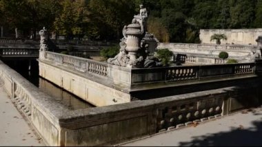 Jardins de la Fontaine antik heykeli, sürahi (1746) Dominique Rach, Roma İmparatorluğu, La Fontaine Bahçeleri, Nimes, Nemausus, Fransa 'nın güneyinde sonbahar