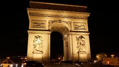 Akşamları Paris 'in merkezinde Zafer Takı (L' arc de triomphe de l 'toile) yakınlarında trafik