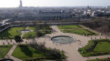 Paris 'in panoramik manzarası büyük dönme dolap, Tuileries Garden (Jardin des Tuileries) halk bahçesi Louvre ve Concorde Meydanı arasında yer alır.