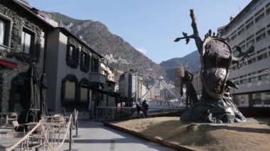 Savaldor Dal tarafından yapılan bronz heykel, Valira Nehri üzerindeki Rotonda Köprüsü 'nde, Andorra la Vella şehir merkezi üzerinde, Avrupa' nın başkenti Andorra 'nın 2022 kışında yapılmıştır.