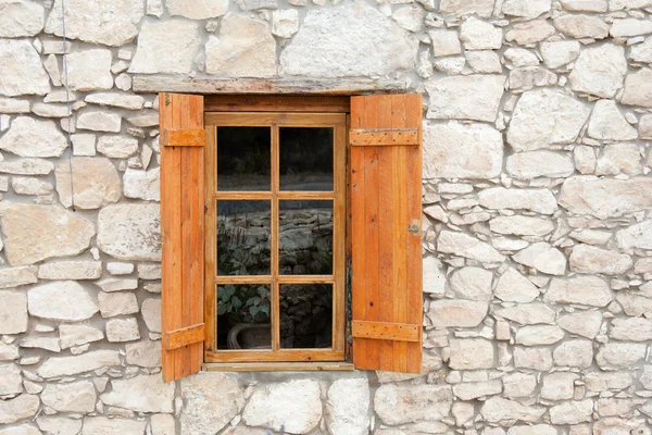 木制窗口和石头砌的墙在百叶窗 图库照片