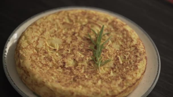 Rotierendes spanisches Omelett, Tortilla Espanola — Stockvideo
