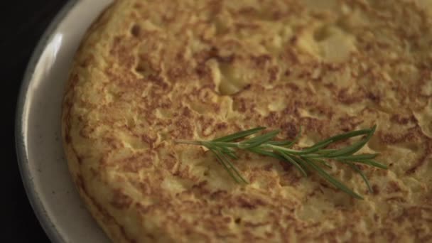 Omlet hiszpański obrotowy, tortilla espanola — Wideo stockowe