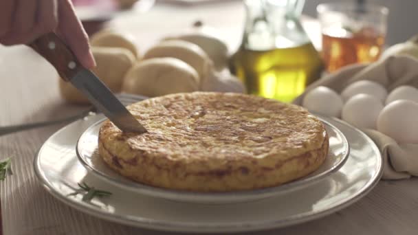 Spanyol omlett, tortilla espanola. Közelről. — Stock videók
