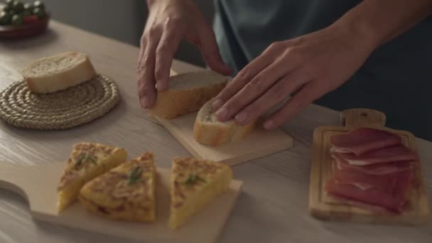 Spaanse omelet pinchos klaarmaken — Stockvideo