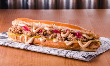 Lezzetli ve büyük bir domuzlu sandviç.