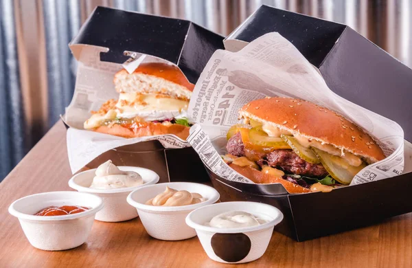Hamburgerler ve soslar hazır konteynırlarda. Fast food teslimat konsepti