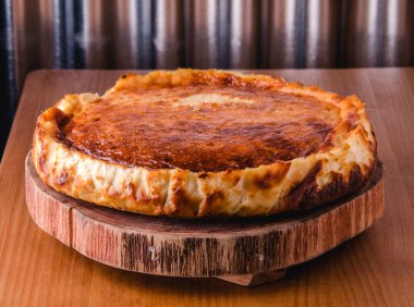 Peynirli kek turtası yenmeye hazır. Yemek kavramını kaldır.