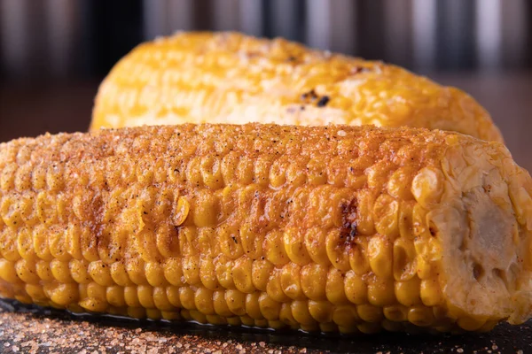 Vista de perto de dois deliciosos milho grelhado servido e pronto para comer — Fotografia de Stock