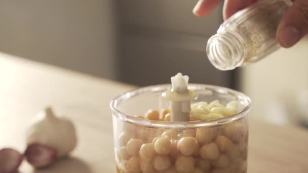 Proses Bagaimana Hummus Buatan Sendiri Dibuat Dengan Bawang Putih Buncis — Stok Video