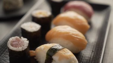 Bir Japon restoranında akşam yemeği. Suşi yemek..