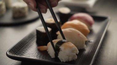 Bir Japon restoranında akşam yemeği. Suşi yemek..
