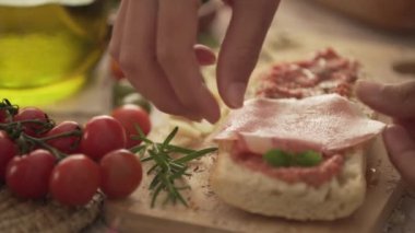 Jambon yağı ve domatesli tost. Tipik İspanyol yemekleri.