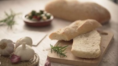 rustik ekmek ve zeytinyağı tost yapmaya hazır.