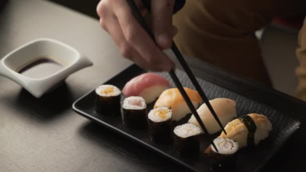 日本料理店でのディナー 寿司を食べる — ストック動画